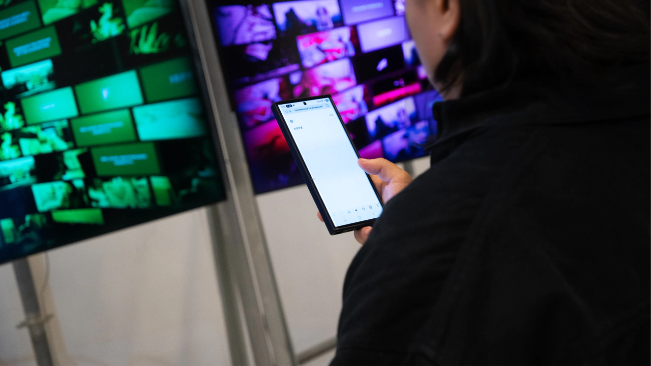 Ω (2025) by Jeanyoon Choi — Multi-Device Web Artwork (4 Displays, 1 Mobile); image 9 of 10